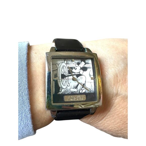 Disney 75th Anniversary Steamboat Willie Collectors Watch with Box & Papers - Picture 5 of 8